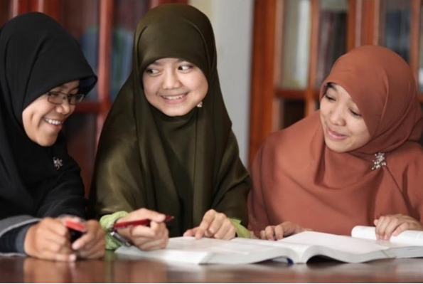 Bachelor students in class at SBS